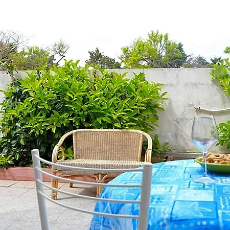 Charming On The With Spacious Terraces Garden Pets Allowed 2*