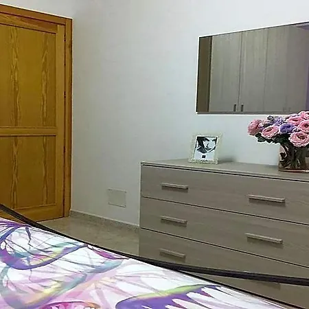 Charming On The With Spacious Terraces Garden Pets Allowed מלון