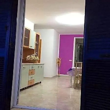 Charming On The With Spacious Terraces Garden Pets Allowed מלון
